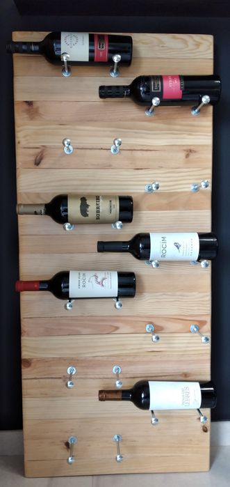 Garrafeira em pinho maciço feita á mão.