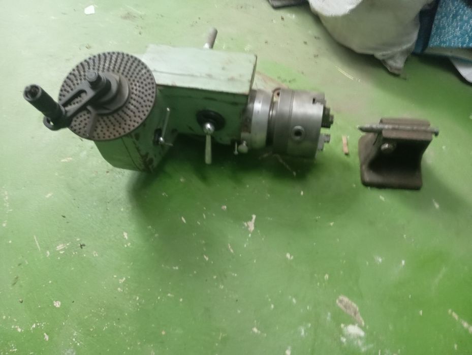 Универсально делительная Удг 250 стол поворотный резцедержка