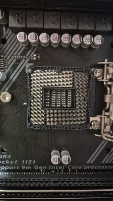 Продаю материнську плату GigaByte z390 UD