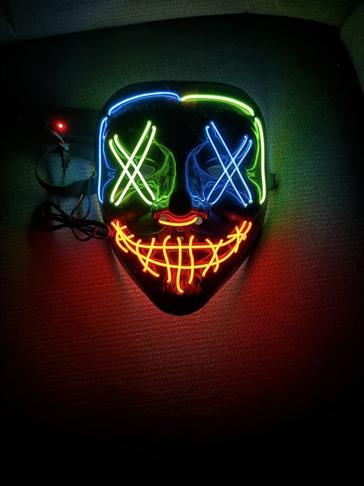 zestaw składający się z neonowej maski LED oraz świecących rękawiczek