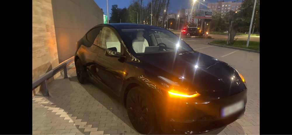 Тесла Y, 82 квт, полный привод.