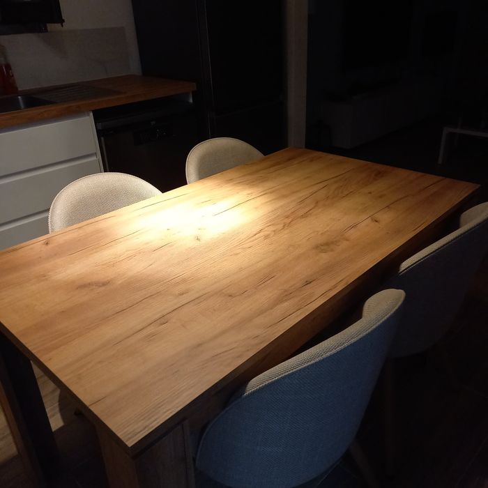 Vendo conjuto de mesa e cadeiras