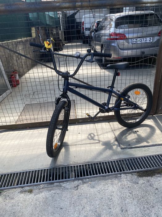 Bmx com oferta de quatro pedalairas e capacete tamnho S