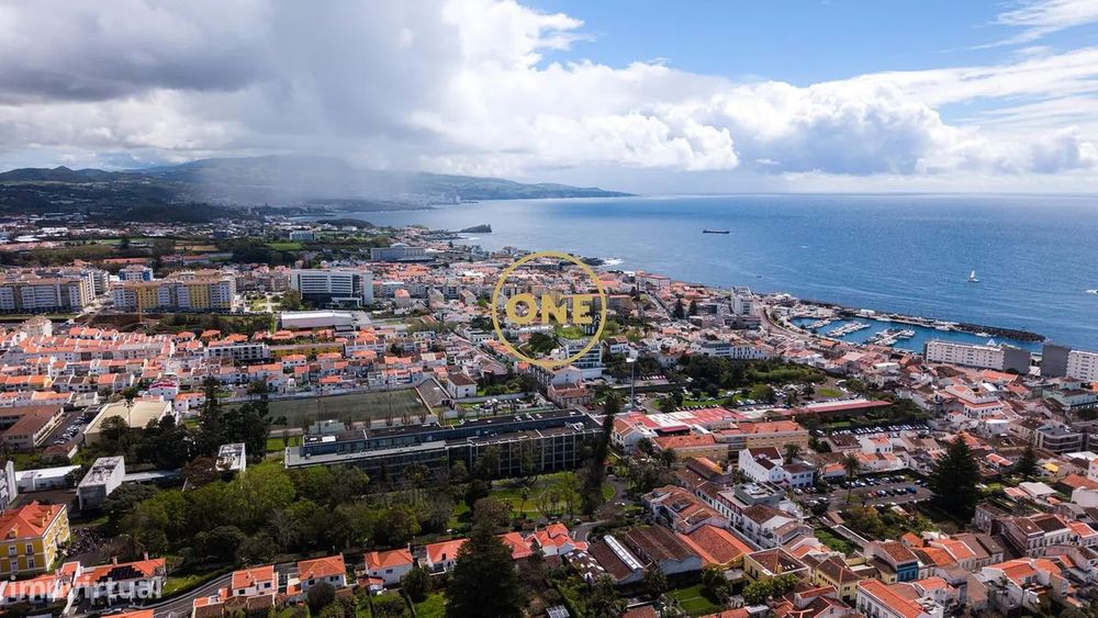 Moradia no centro de Ponta Delgada totalmente renovada