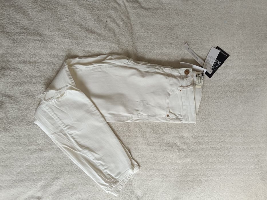 Jeansy z rozdarciami Stradivarius