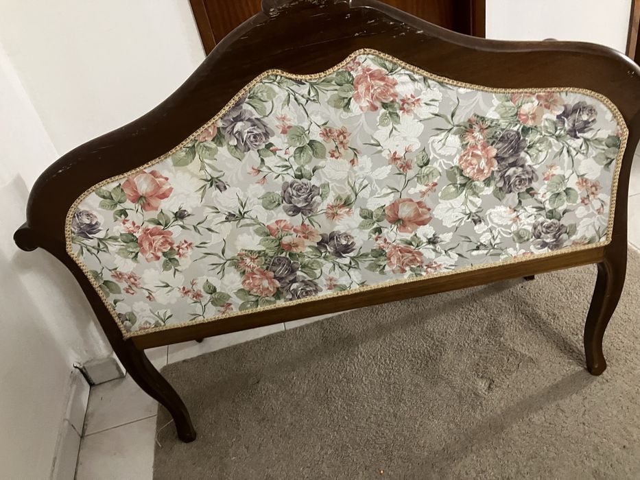 Banqueta forrada a tecido e madeira de cor mogno