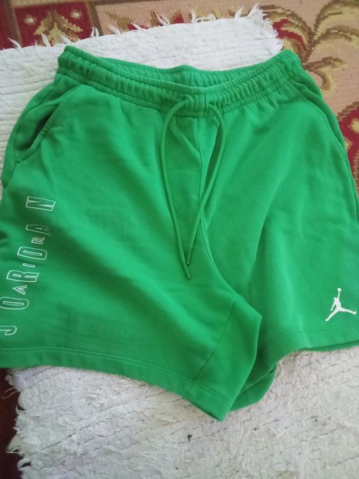 Vendo calções verdes de fato de treino Jordan