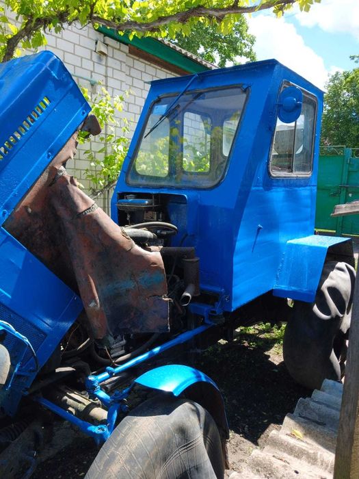 Саморобний трактор з плугами та причепом
