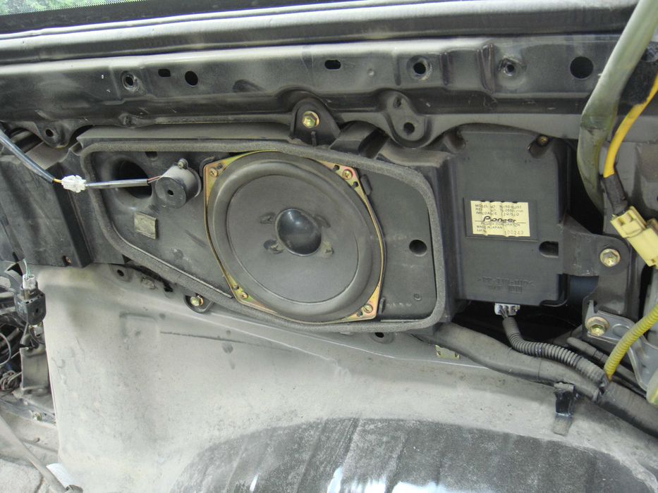 Toyota Land Cruiser 100 lift wzmacniacz subwoofer