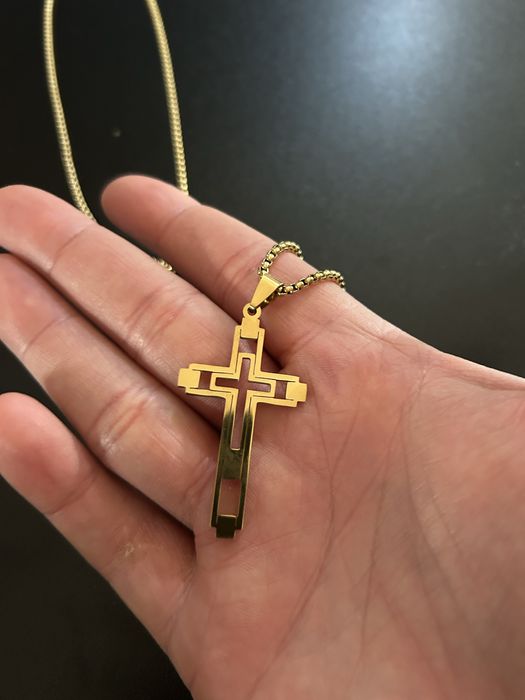 Piękny łańcuszek z krzyżykiem złoty