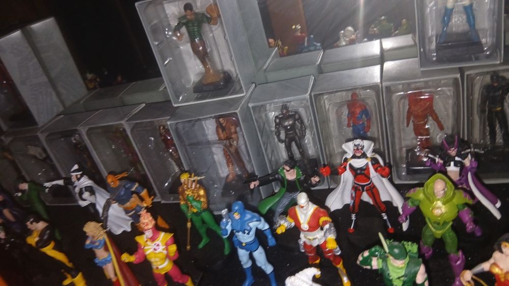 Colecao  80 figura de chumbo da mavel por  400 €
