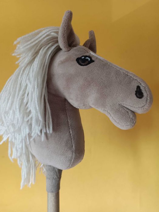 Hobby horse  kolor beżowo biały