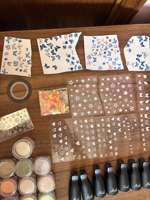 Nail Art: Adesivos, Pós Brilhantes e Acessórios