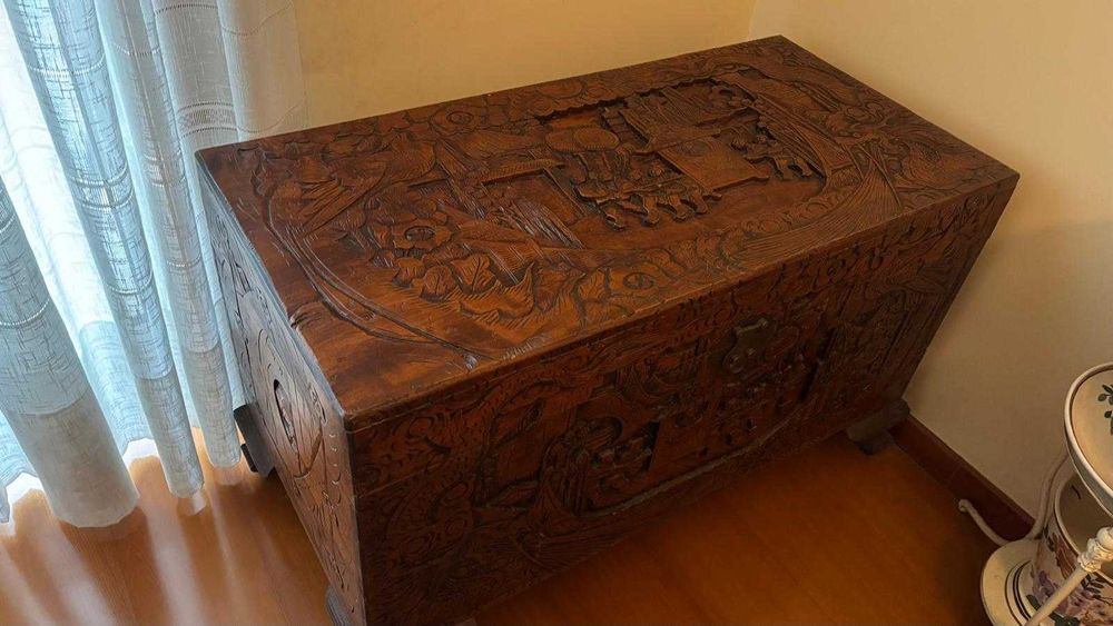 Baú em madeira Cânfora entalhado
