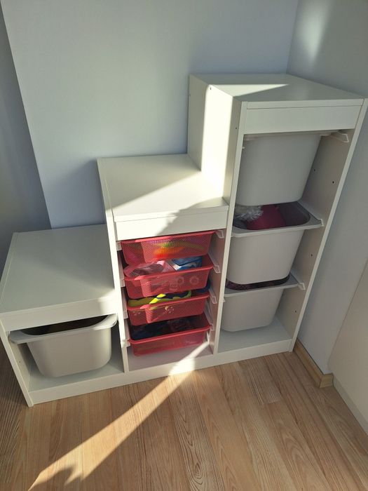 Trofast z pojemnikami