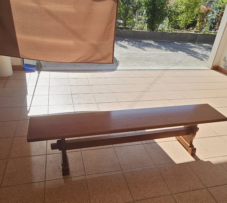 Bancos em madeira maciça corridos