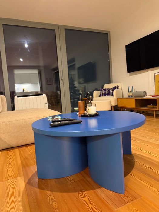 Mesa de sala de estar AZUL circular escandinava