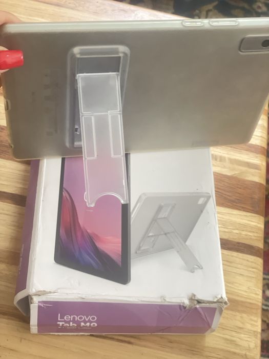 Tablet lenovo m9 na caixa com capa de suporte
