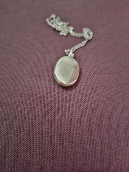 Colar com medalhão antigo