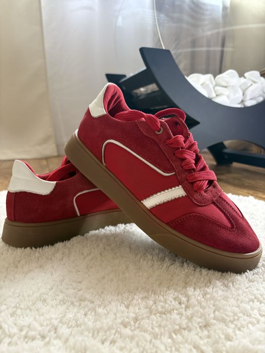 Кроссовки женские