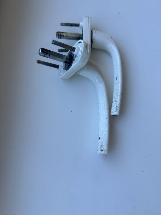 Ручки для окна белого цвета