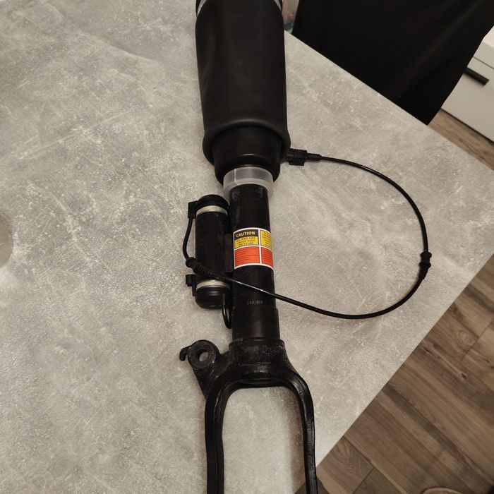 Amortyzator przedniego zawieszenia pneumatycznego AP02 z ADS