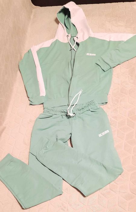 Жіночий спортивний костюм м'ятного кольору S-M