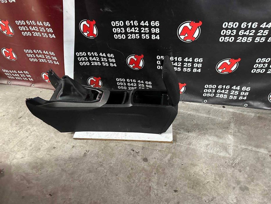 Центральна консоль ( підлокітник) Peugeot 308 t9 (комбі)