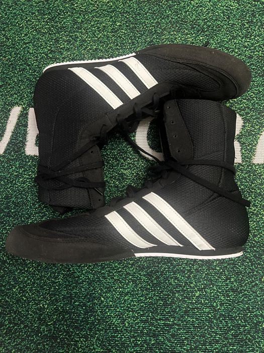 Боксерки Adidas.