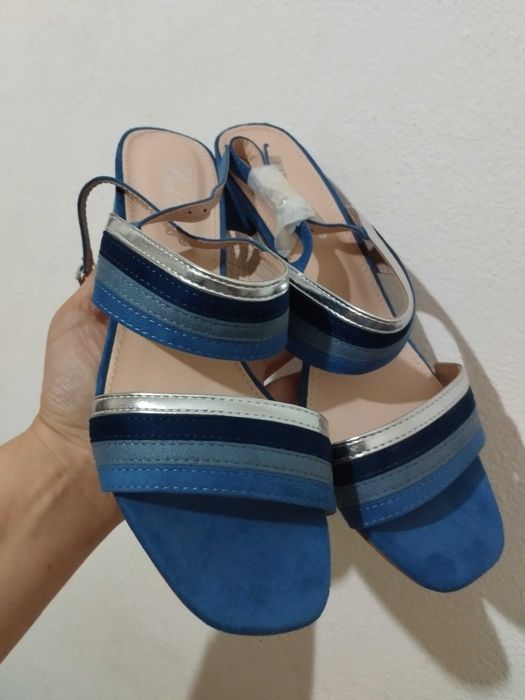 Sandálias novas tons azul e prata