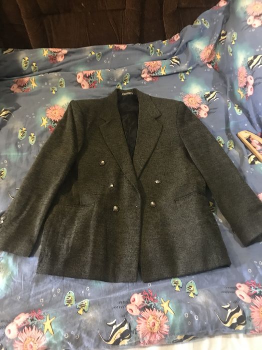 Продам пиджак новый,очень красиво смотрится и качественый