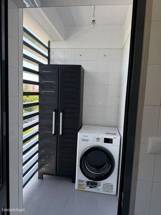 Apartamento T2 com Varanda e Garagem em Telheiras