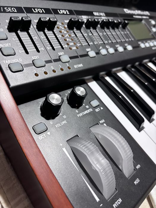 Behringer deepmind 6
