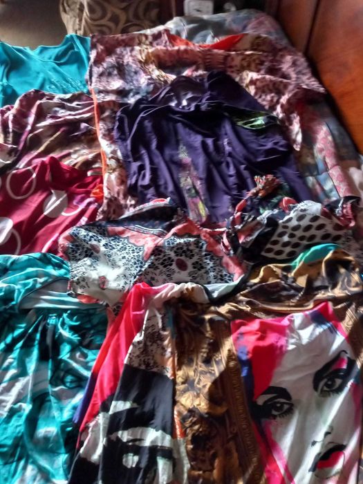 Conjunto de t-shirts e sweats de luxo em tons multicoloridos.