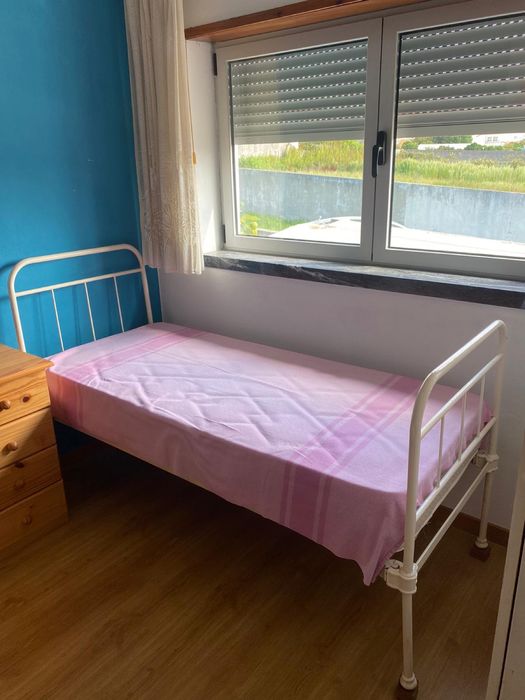 Camas individuais antigas, em ferro (inclui colchões) podem ser vendidas separadamente