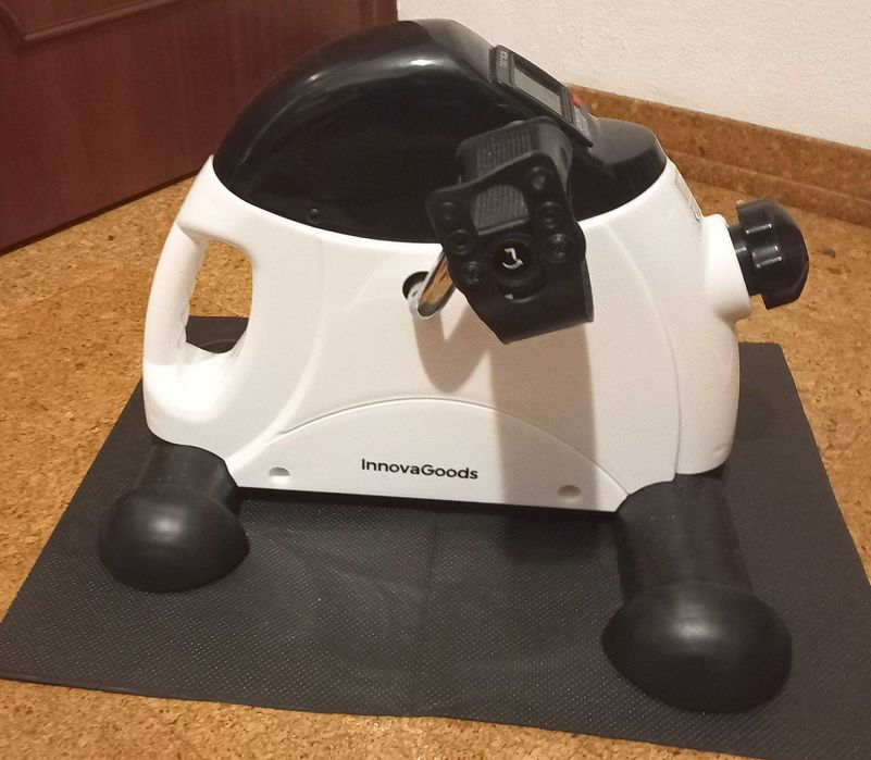 Pedaleira InnovaGoods para exercício caseiro