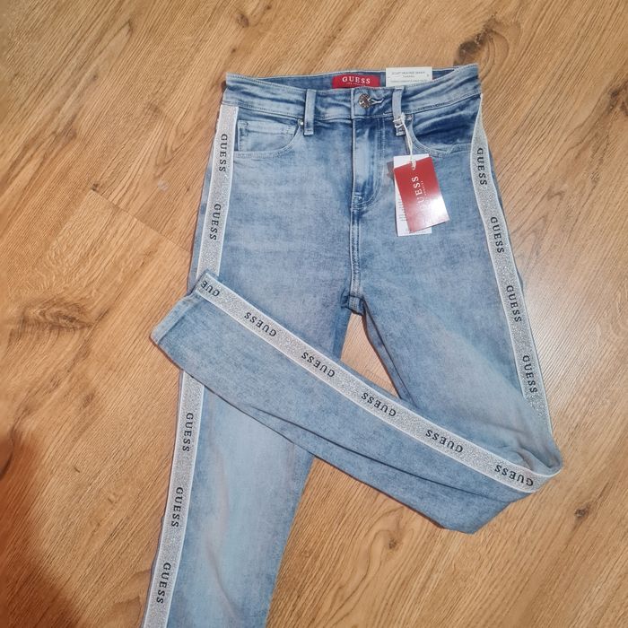 Guess spodnie jeansowe push up tamara z lampasem I wysokim stanem jasn