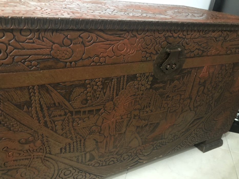 Bau ou mala em madeira macica antigo