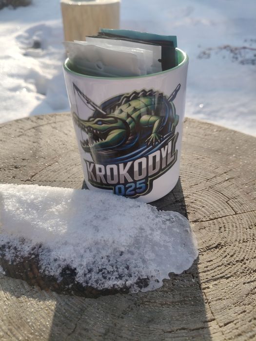 Kubek wypełniony główkami wolframowymi