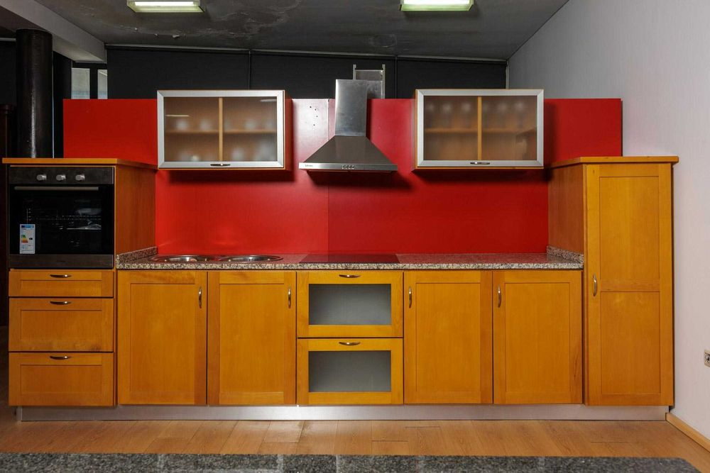 Cozinha em faia, com eletrodomésticos