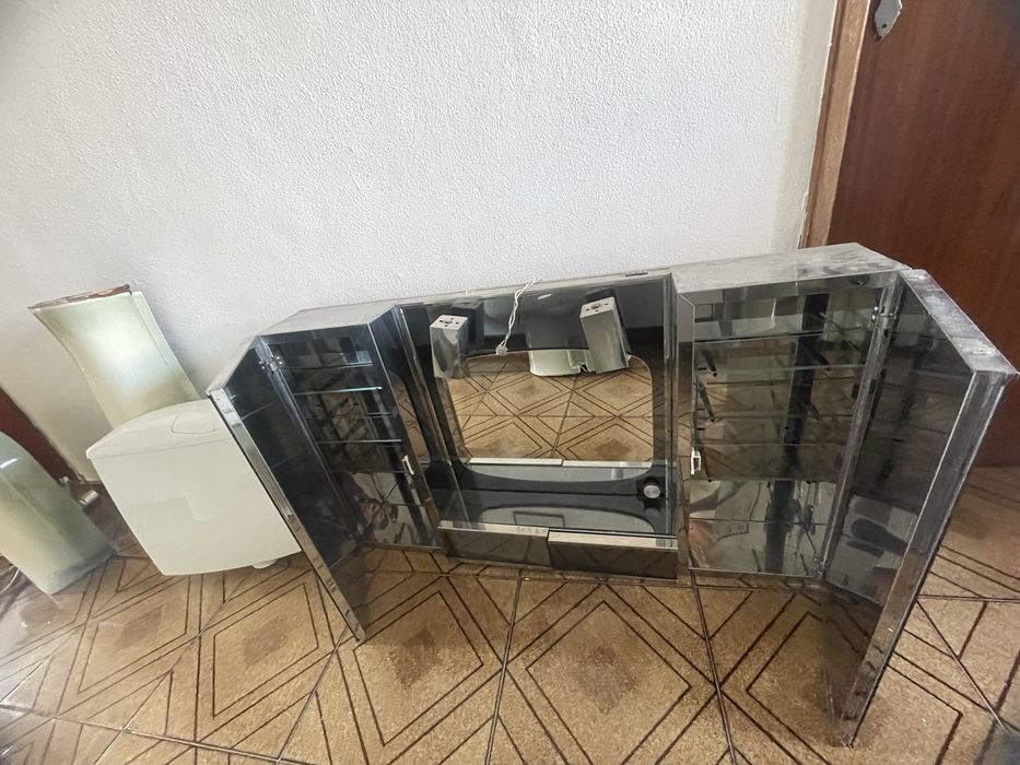 Espelho alto com gaveta