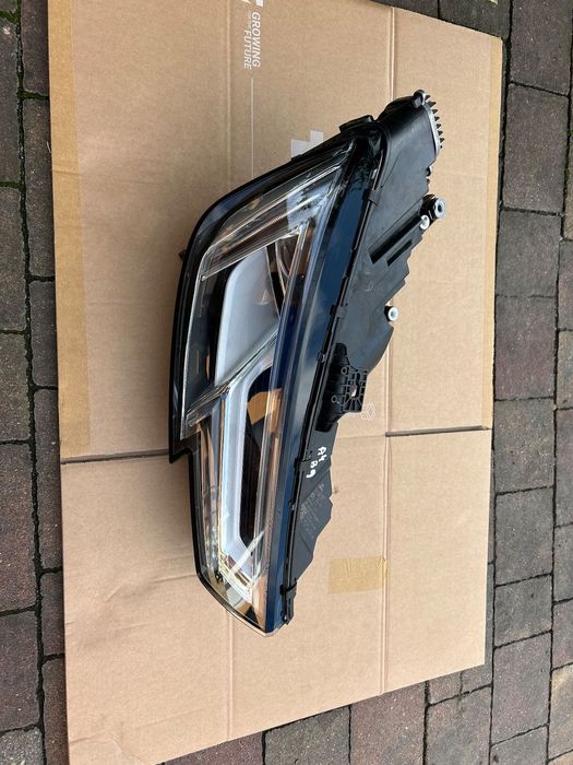 Audi A4 B9 lampa prawy przód 8W094103 full led