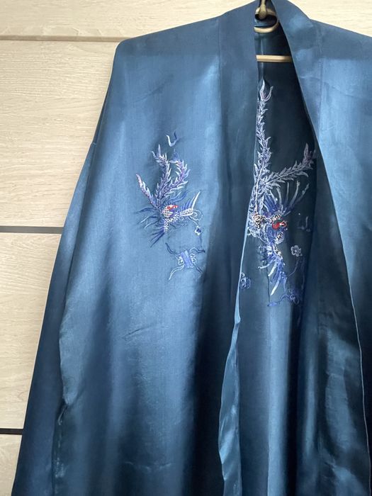 Шовковий халат з вишивкою