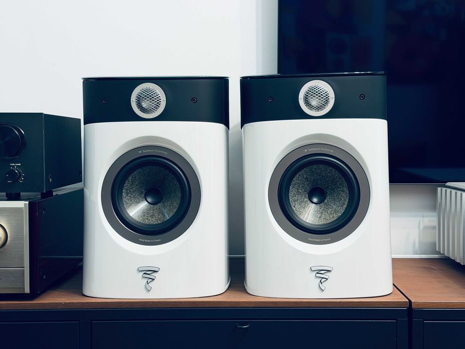 Focal Sopra No.1 Carrara White — полочник уровня, близкого к флагману Utopia | Франция, родные стойки и оригинальная упаковка