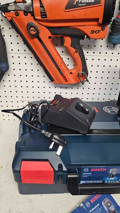 Wykrywacz uniwersalny Bosch D-tect 120 + 1x2ah + walizka