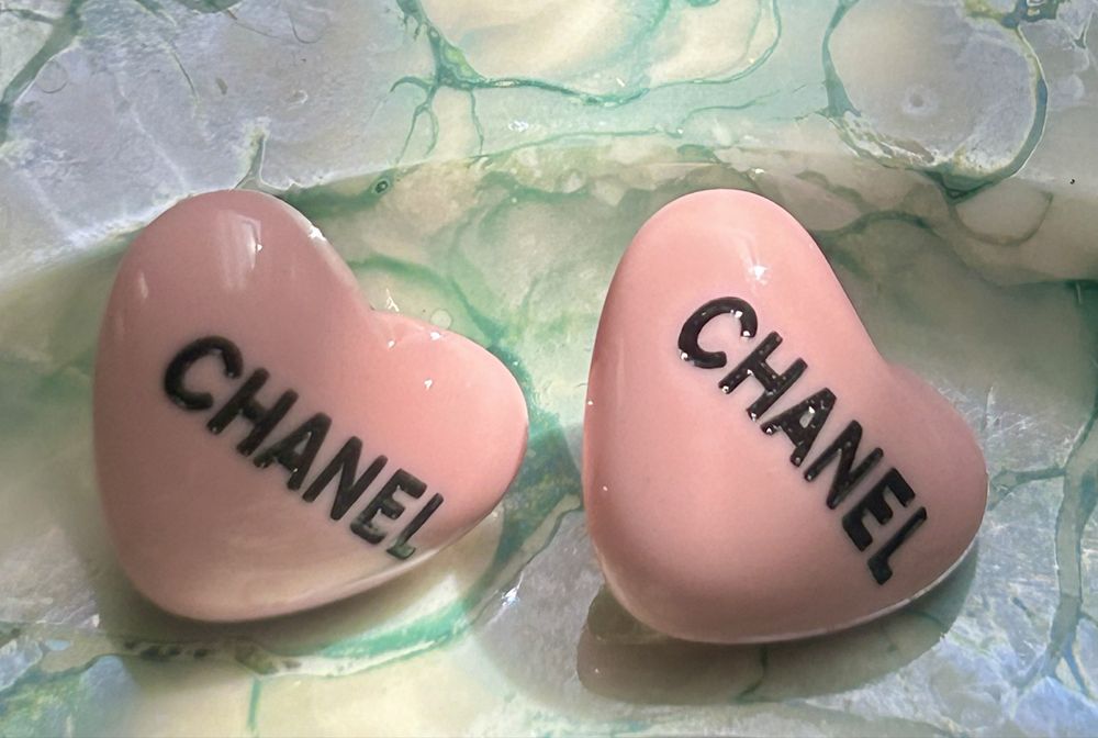 Kolczyki z upcuclingu guzikow Chanel