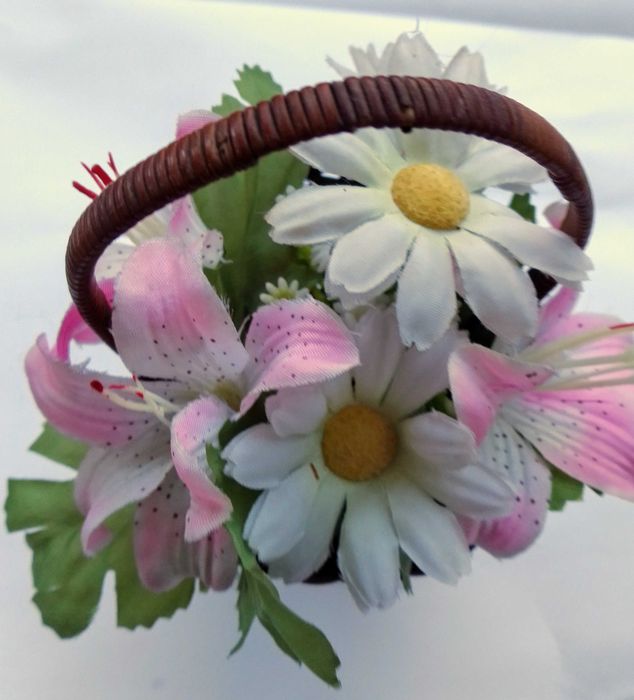 Cestinha de flores em verga