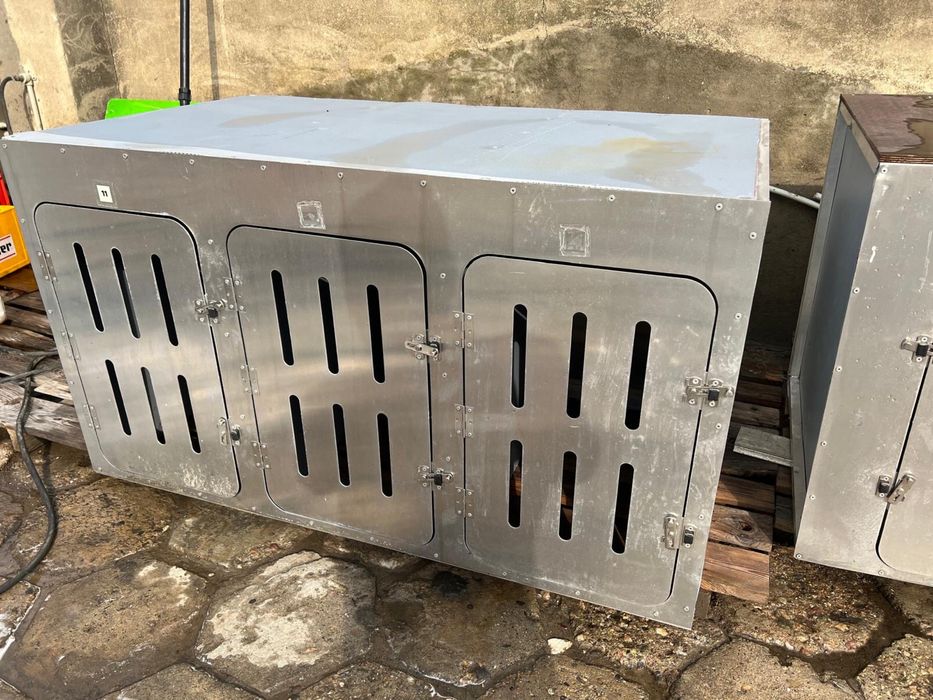 Multibox do przewozu zwierzat aluminiowe z trzema przegrodami.