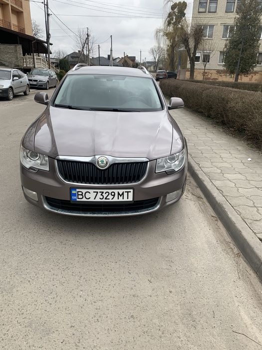 Шкода суперб 2011 року випуску дизель універсал шкіра алькантара