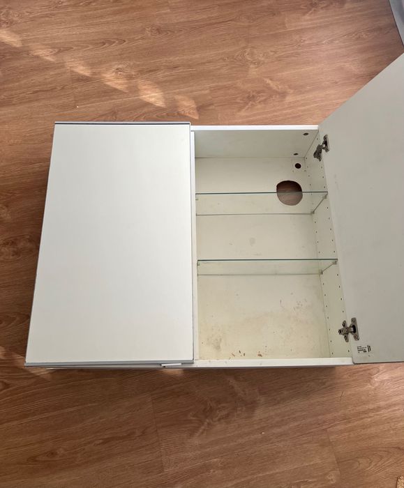 Armário de casa de banho com portas de espelho